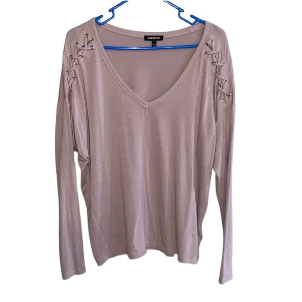 ✨HP✨Lace-Up Shoulder Tee✨ - Picture 3 of 4